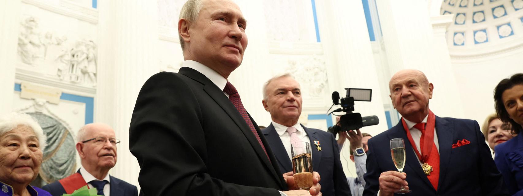 Vladímir Putin brinda con los homenajeados en unos premios de los premios concedidos por el Kremlin.