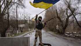 Un soldado ucraniano con una bandera tras la liberación de Buchaca.