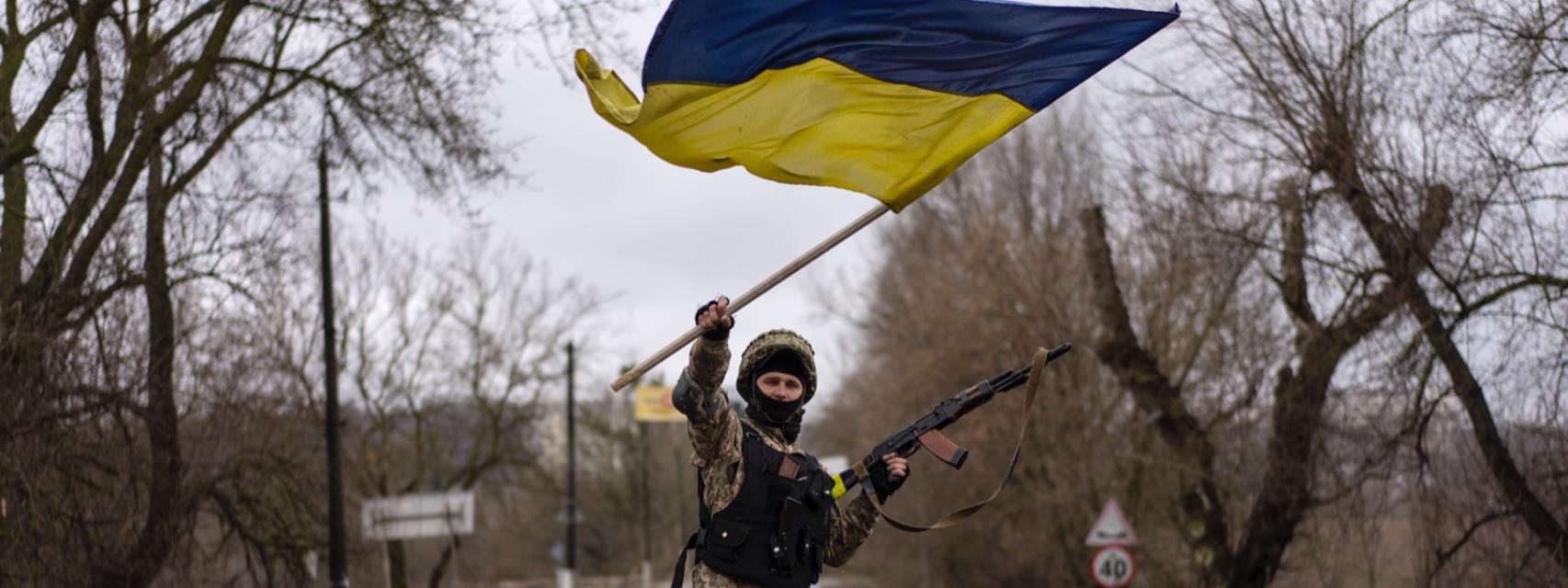 Un soldado ucraniano con una bandera tras la liberación de Buchaca.