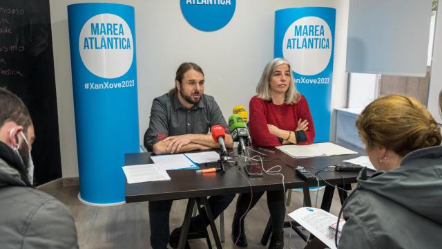 El candidato a la Alcaldía por Marea Atlántica, Xan Xove, y la portavoz de la plataforma, María García