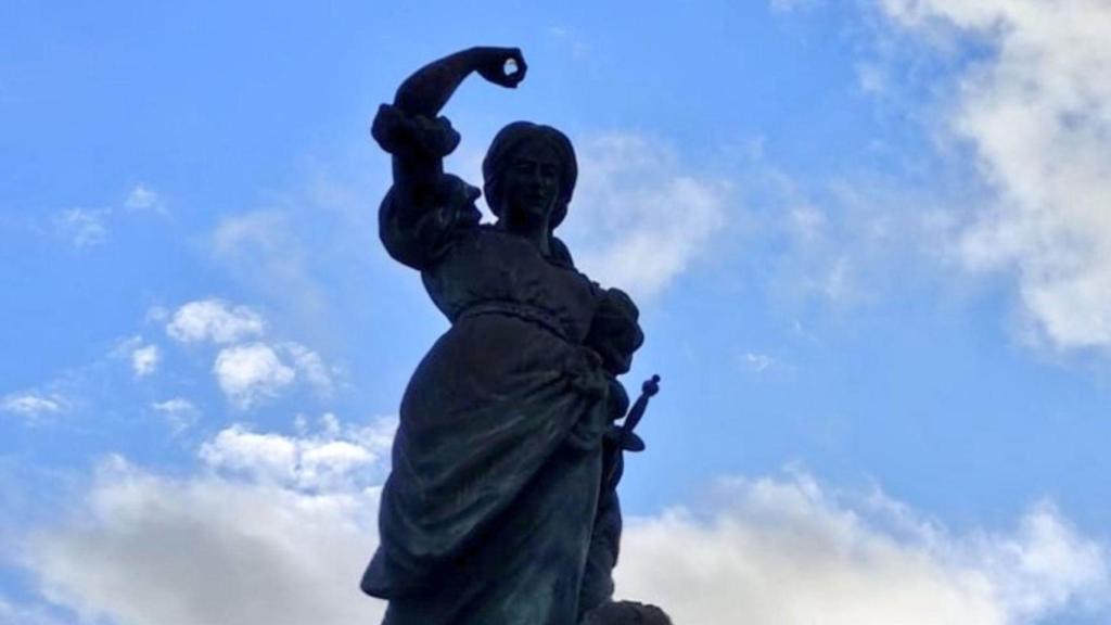 La estatua de María Pita luces sin lanza