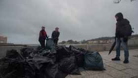 Bolsas con los restos de chapapote recogidos en una playa de A Illa de Arousa el pasado 13 de diciembre.