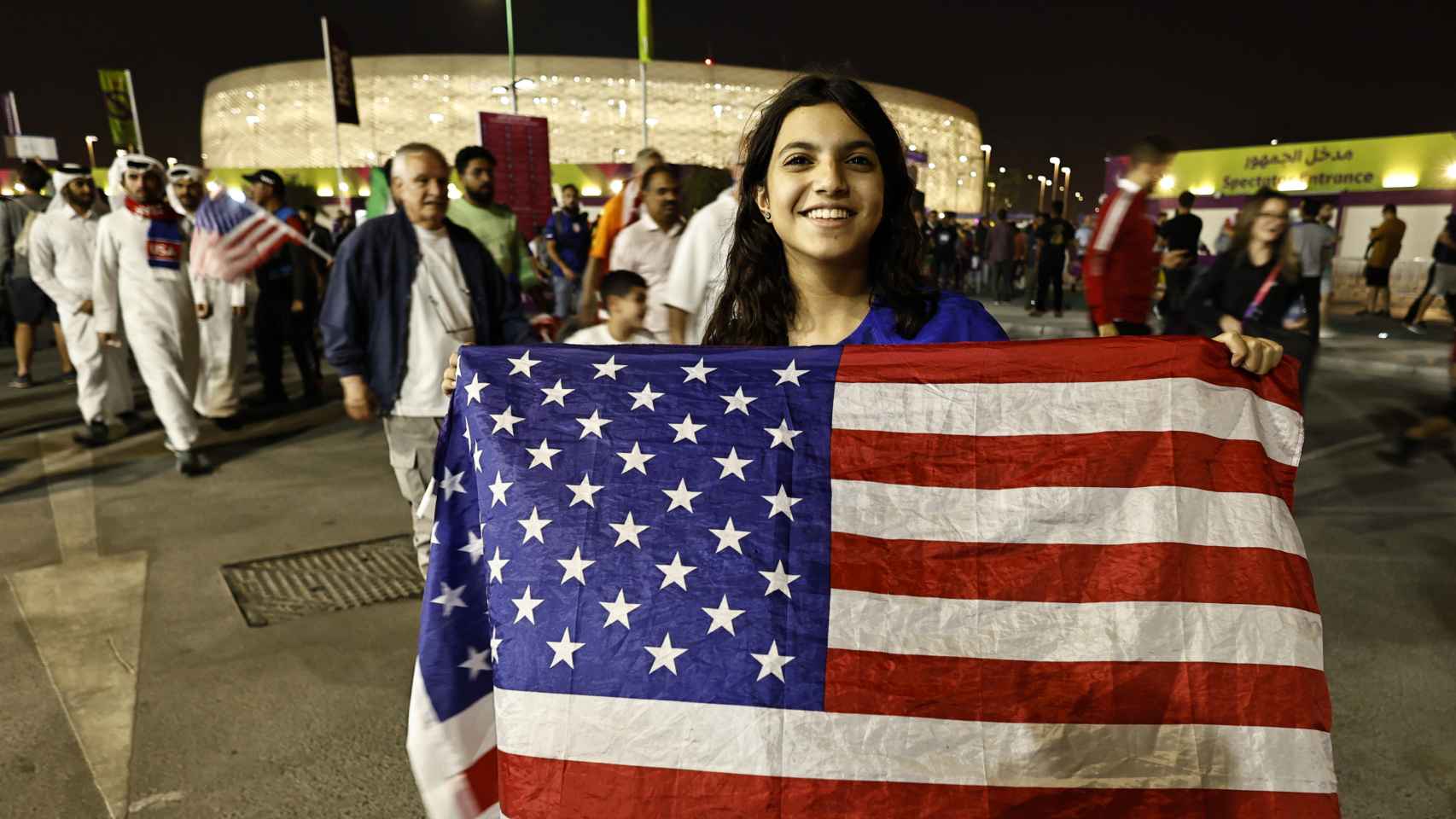 Una aficionada posa con la bandera de EEUU en el estadio Al Thumama, en Doha.
