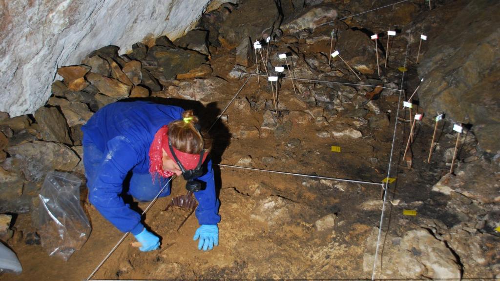 Imagen de las excavaciones en la cueva del Aspio.