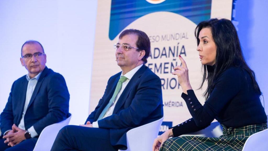 Juan Ignacio Gallardo (izq.), Guillermo Fernández Vara (centro) y Cruz Sánchez de Lara (dcha.)