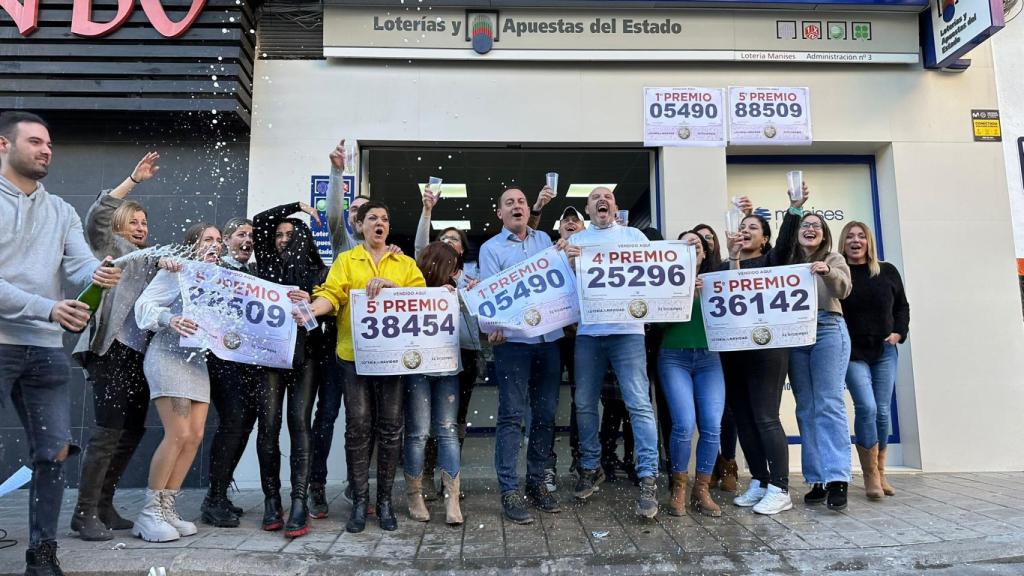 Celebración en la Administración 3 de Manises tras repartir cinco de los grandes premios de la Lotería Nacional. EE