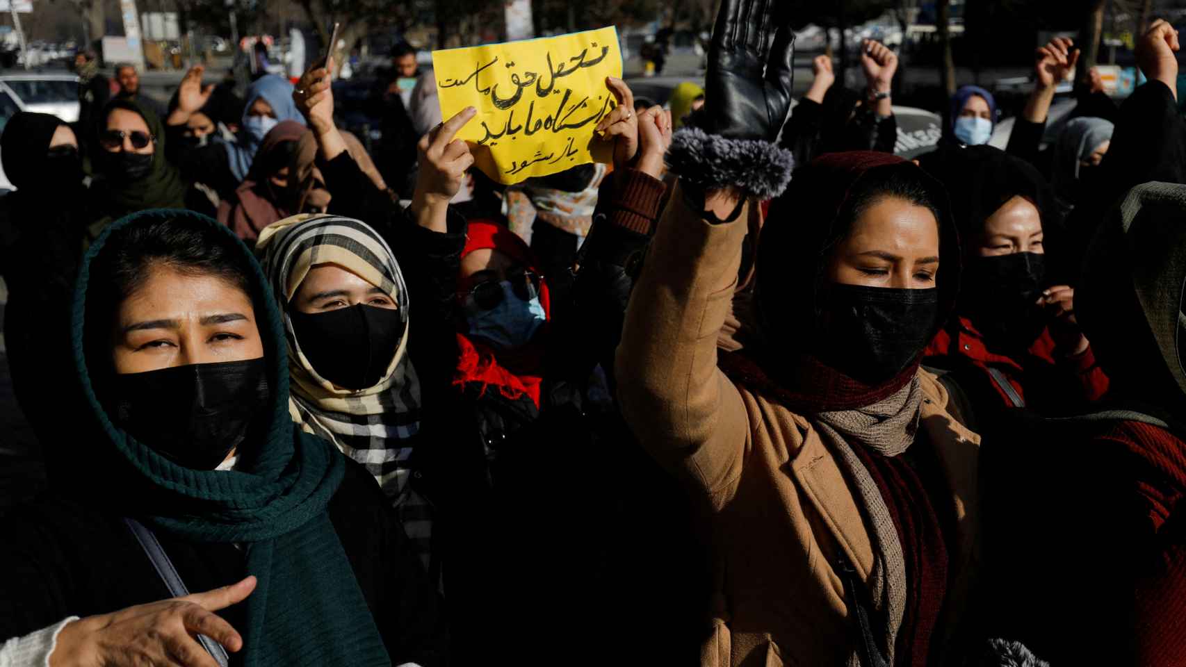 Afganas en la protesta contra el cierre de las universidades a las mujeres por parte de los talibanes en Kabul