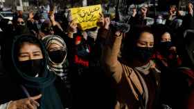 Afganas en la protesta contra el cierre de las universidades a las mujeres por parte de los talibanes en Kabul