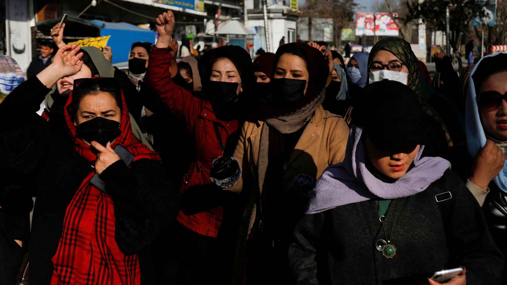 Afganas en las protestas contra el cierre de las universidades a las mujeres por parte de los talibanes en Kabul