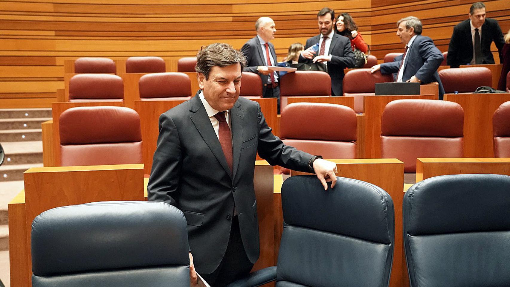 El consejero de Economía y Hacienda, Carlos Fernández Carriedo, durante el Pleno de Presupuestos Generales de la Comunidad para 2023