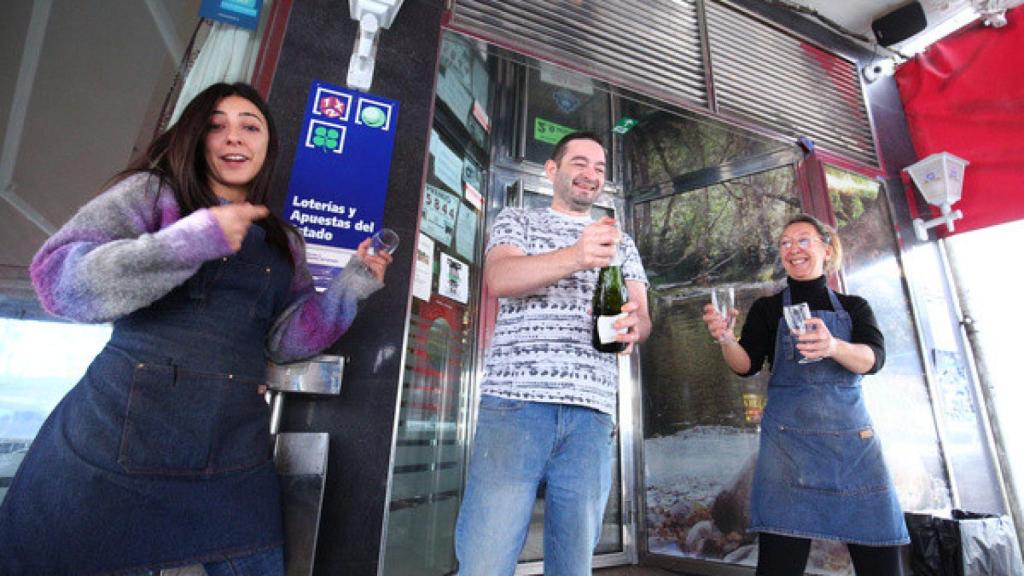 El bar El Moderno de Colombianos (León), reparte treinta décimos del Gordo de Navidad