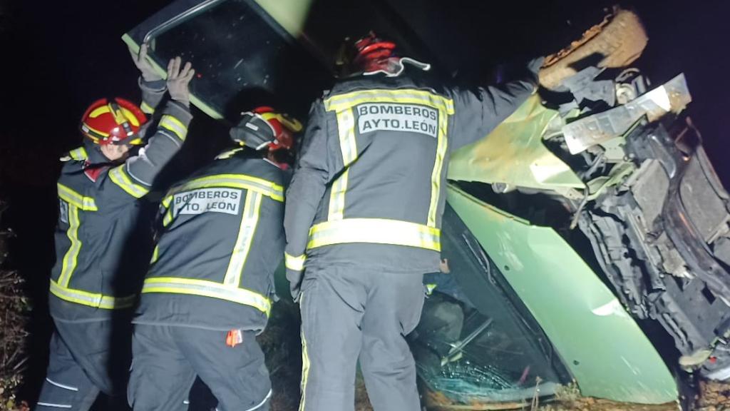 Los Bomberos del Ayuntamiento de León dando la vuelta al vehículo