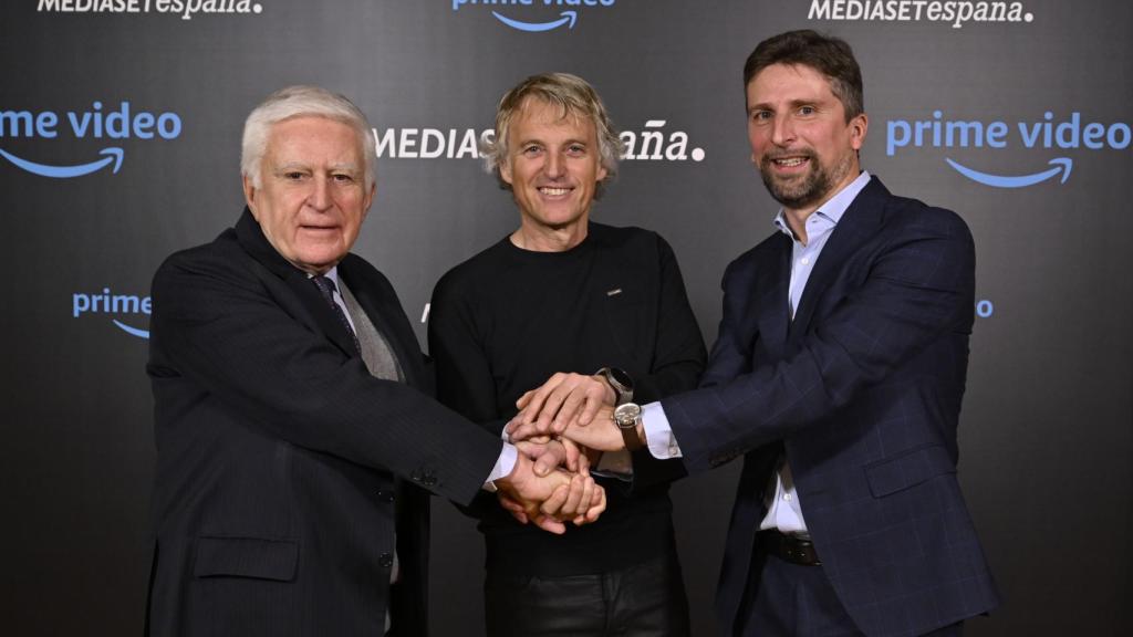 Paolo Vasile, consejero delegado de Mediaset España, Jesús Calleja y Ricardo Cabornero, director de Contenidos de Prime Video en España