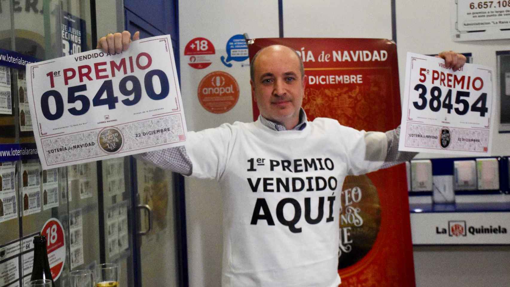 Luis Vázquez, lotero de La Rana de Oro de Río Shopping, con los dos premios