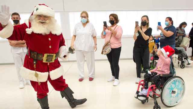El Papá Noel salmantino visitando el Hospital de Parapléjicos de Toledo