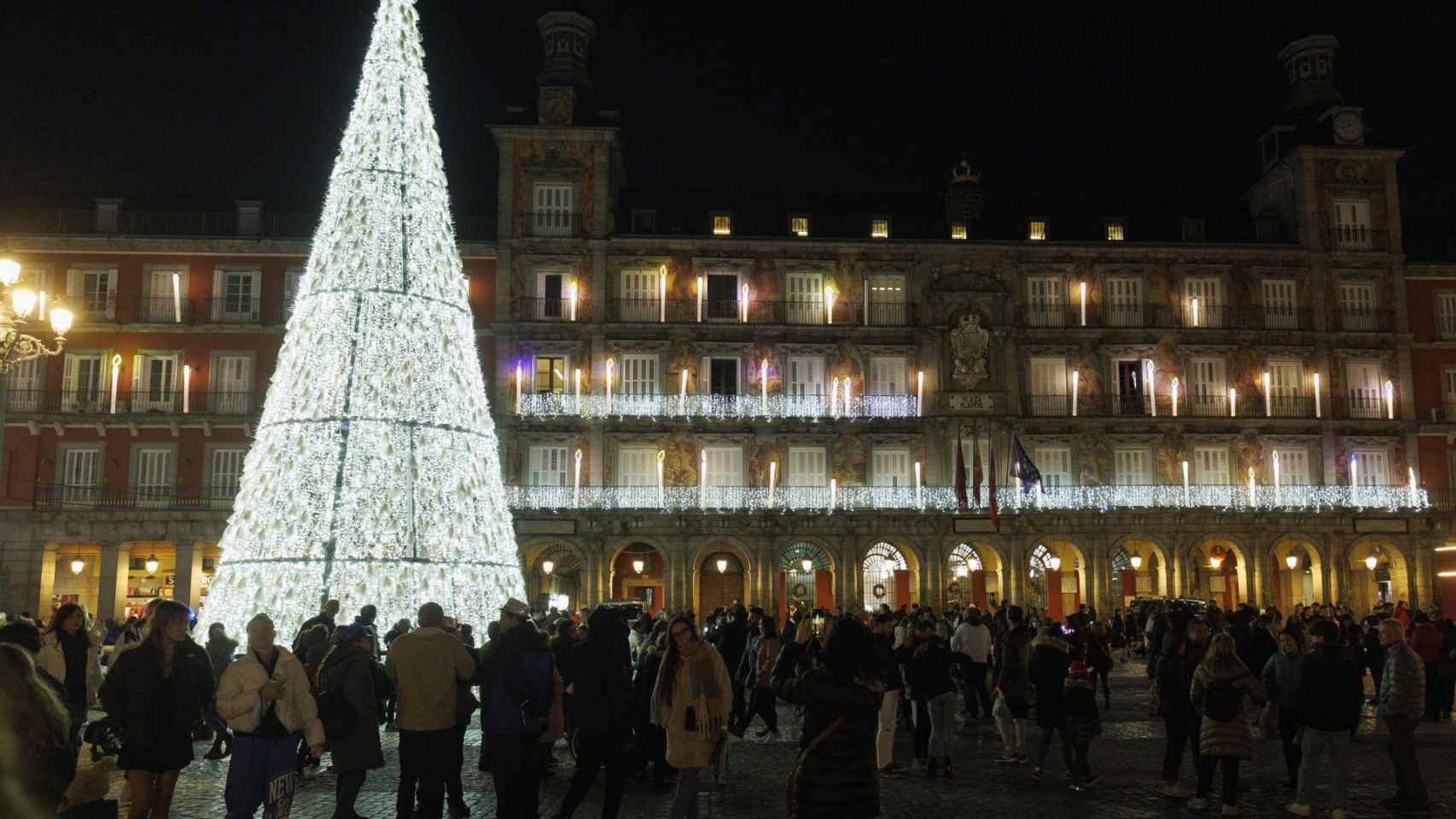 La Plaza Mayor de Madrid, iluminada por Navidad.