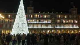 La Plaza Mayor de Madrid, iluminada por Navidad.