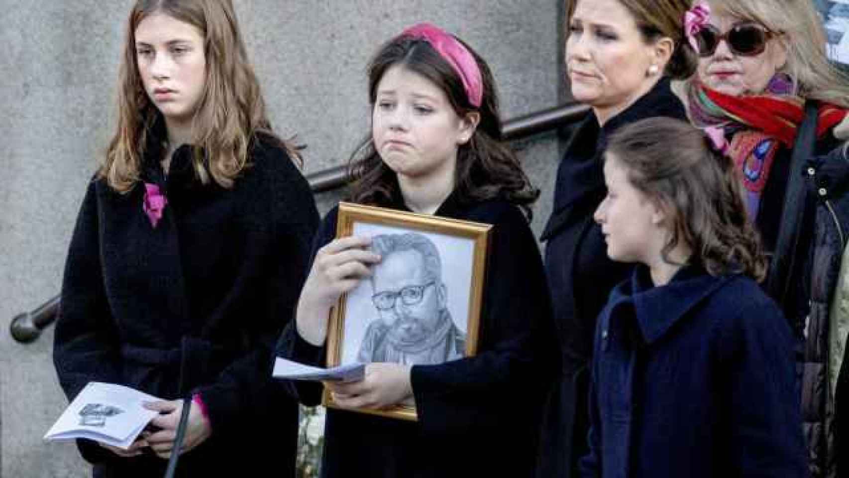 Marta Luisa de Noruega y sus hijas durante el funeral de Ari Behn.