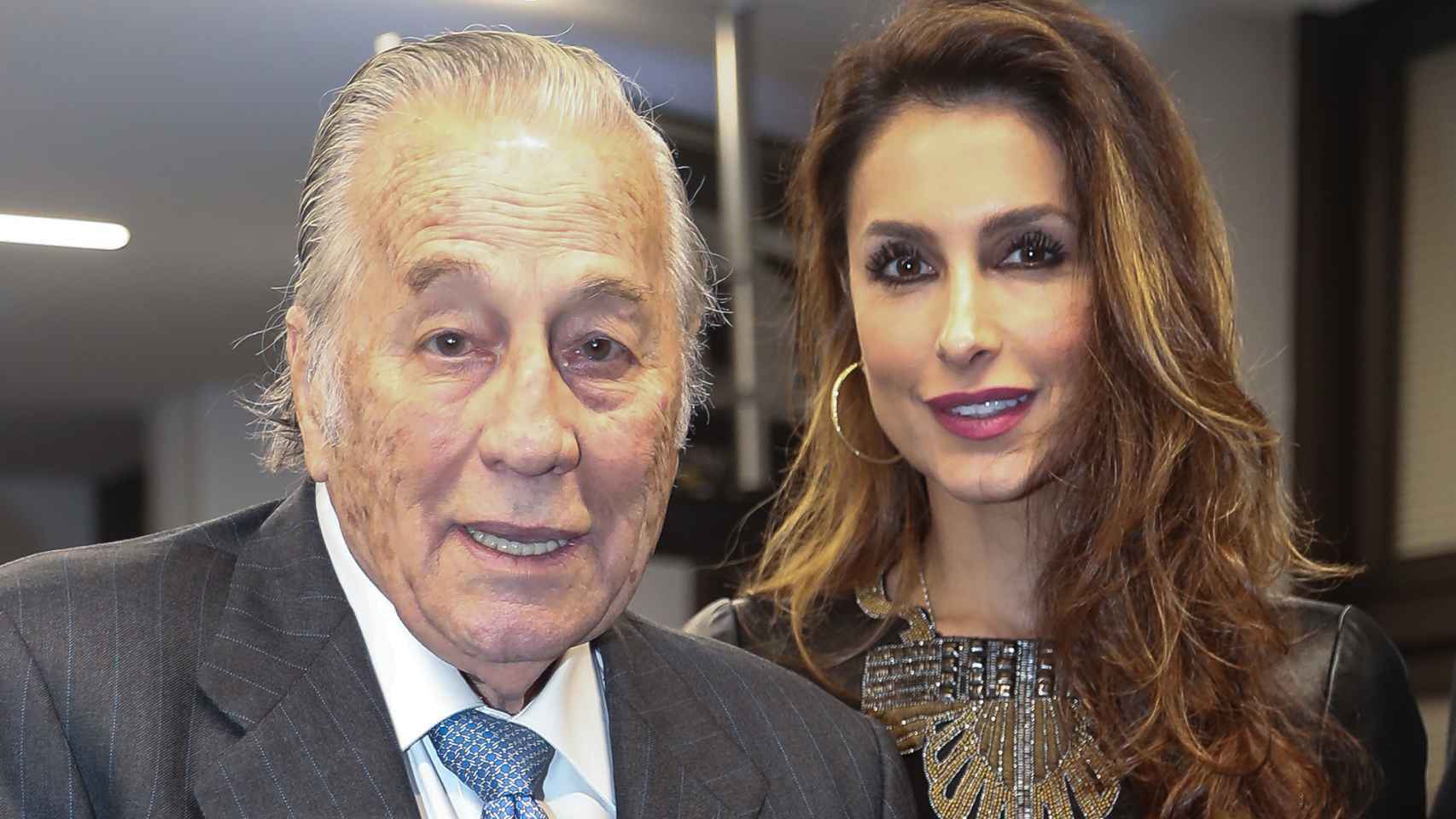 Paloma Cuevas junto a su padre, Victoriano Valencia, en una imagen tomada en diciembre de 2019 durante un acto público.