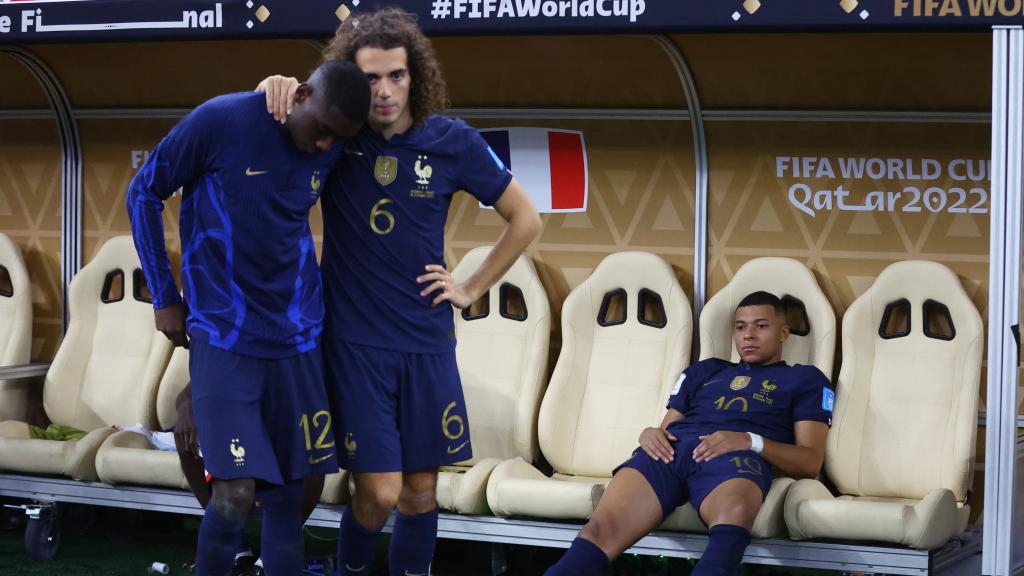 Los jugadores de Francia lamentándose tras la derrota.