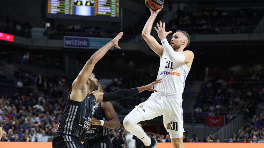 Musa entra a canasta para anotar ante el Asvel.