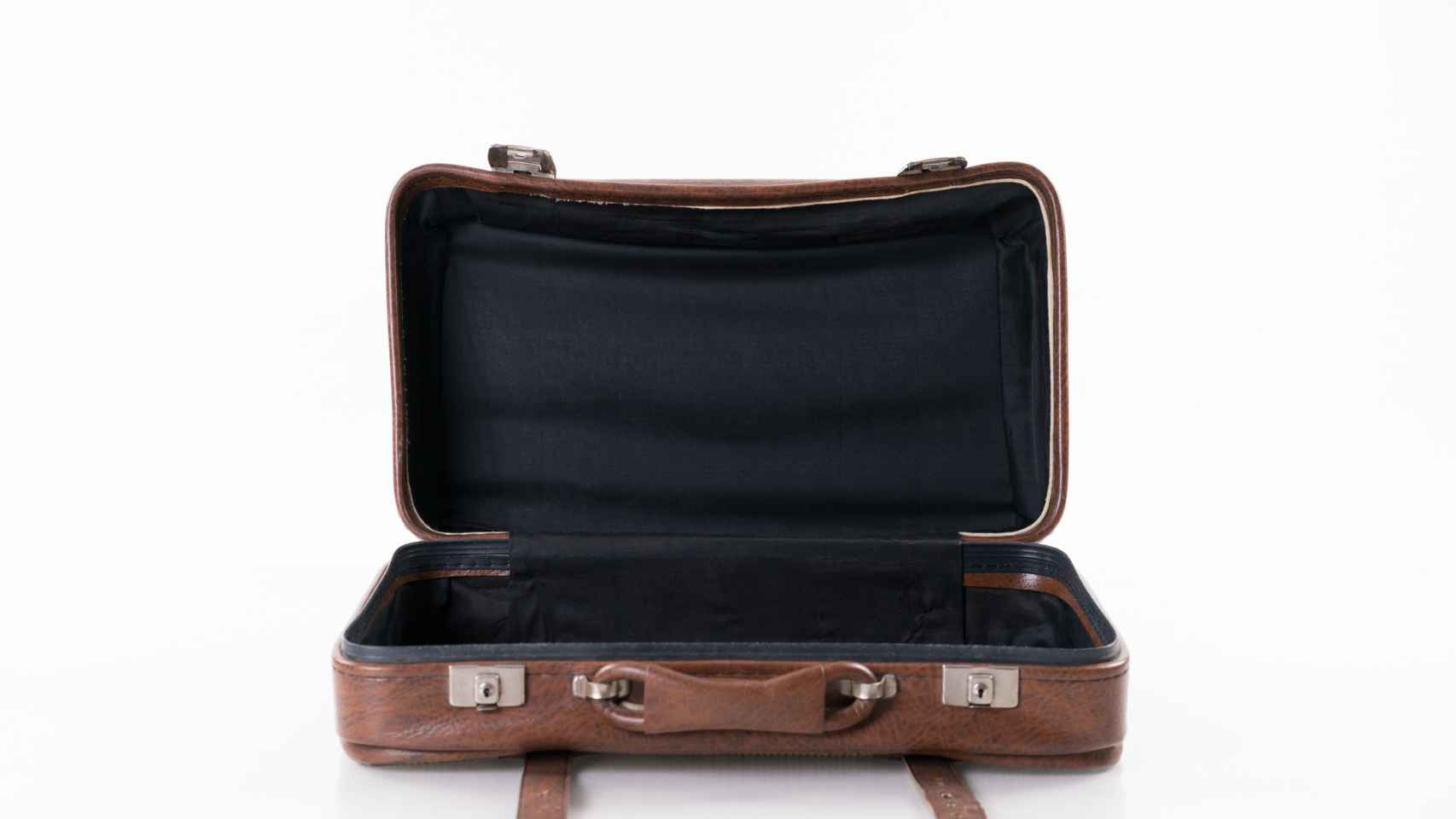 Imagen de archivo de un maletín marrón vacío.