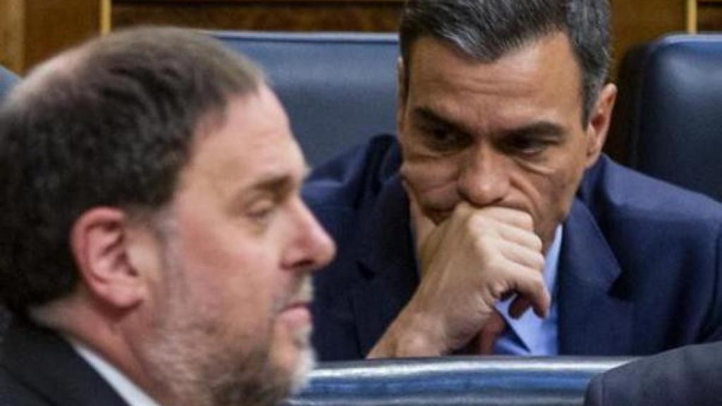 Pedro Sánchez, presidente del Gobierno, ante Oriol Junqueras, presidente de ERC, en la constitución de las Cortes de mayo de 2019.