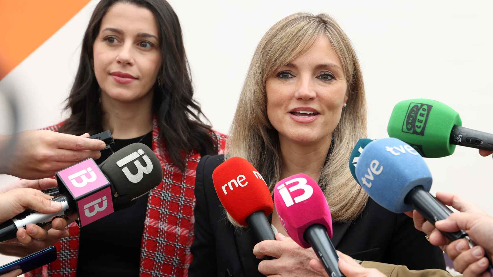 La coordinadora y portavoz de Ciudadanos Baleares, Patricia Guasp, atiende a los medios junto a Inés Arrimadas.