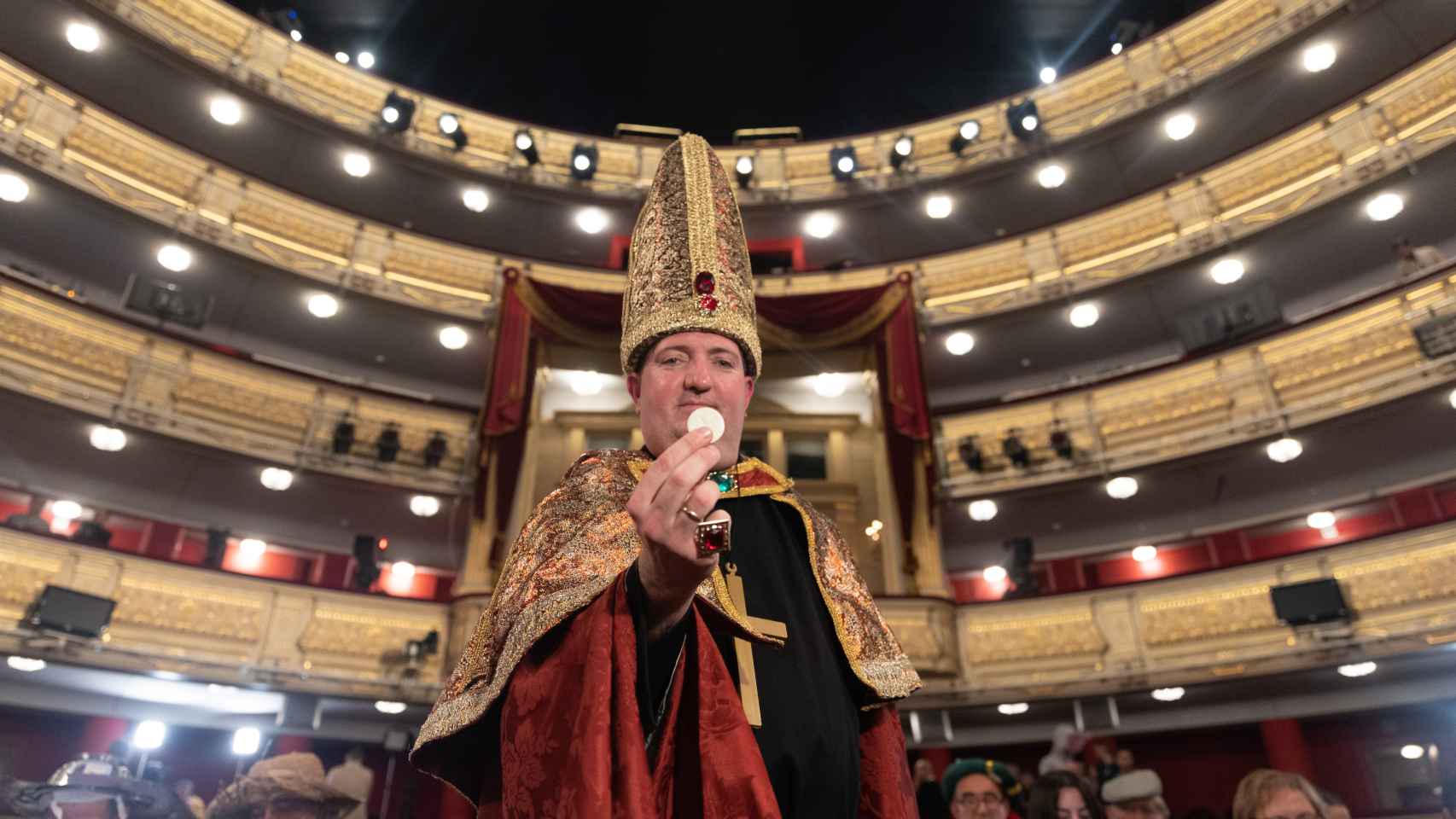 Un hombre disfrazado de Papa antes del inicio del Sorteo Extraordinario de la Lotería de Navidad 2022.
