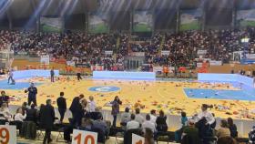 Cientos de peluches inundaron la pista de Riazor durante el descanso del Básquet Coruña gracias a la iniciativa ‘Lluvia de Peluches’.