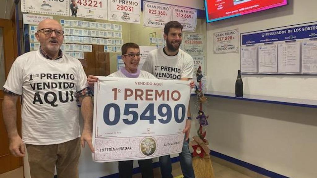 Los trabajadores de A Meiga de Noia celebrando la venta de El Gordo de la Lotería