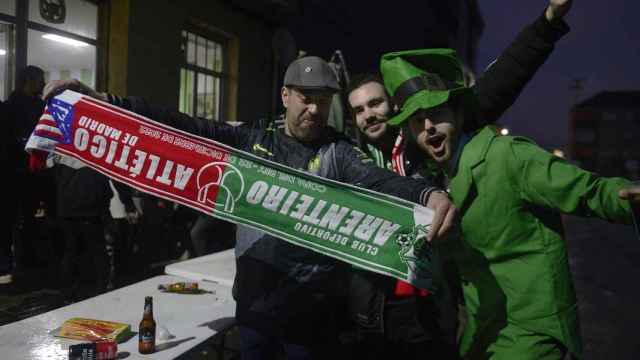 Afición local apoyando a su equipo.