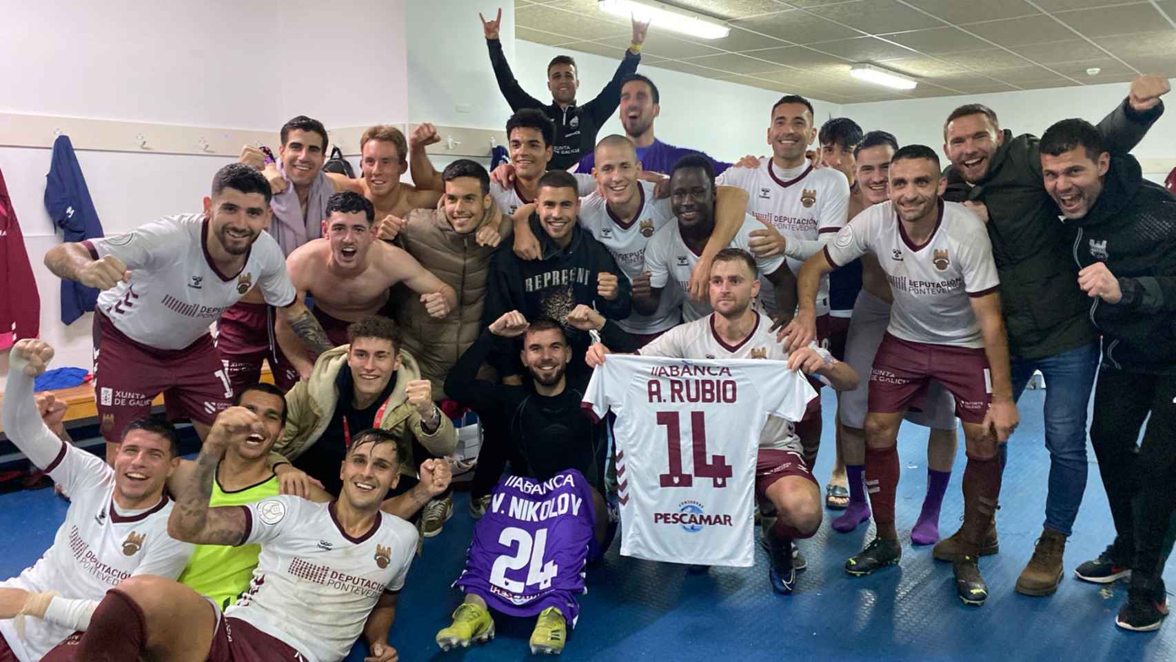Los jugadores del Pontevedra celebrando la victoria en el vestuario.