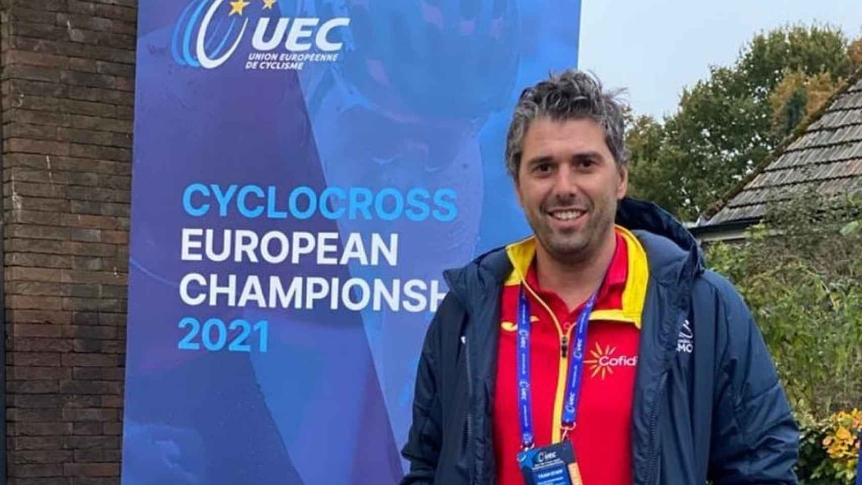El seleccionador Momparler, con el cartel del Campeonato de Europa de Ciclocross del 2021.
