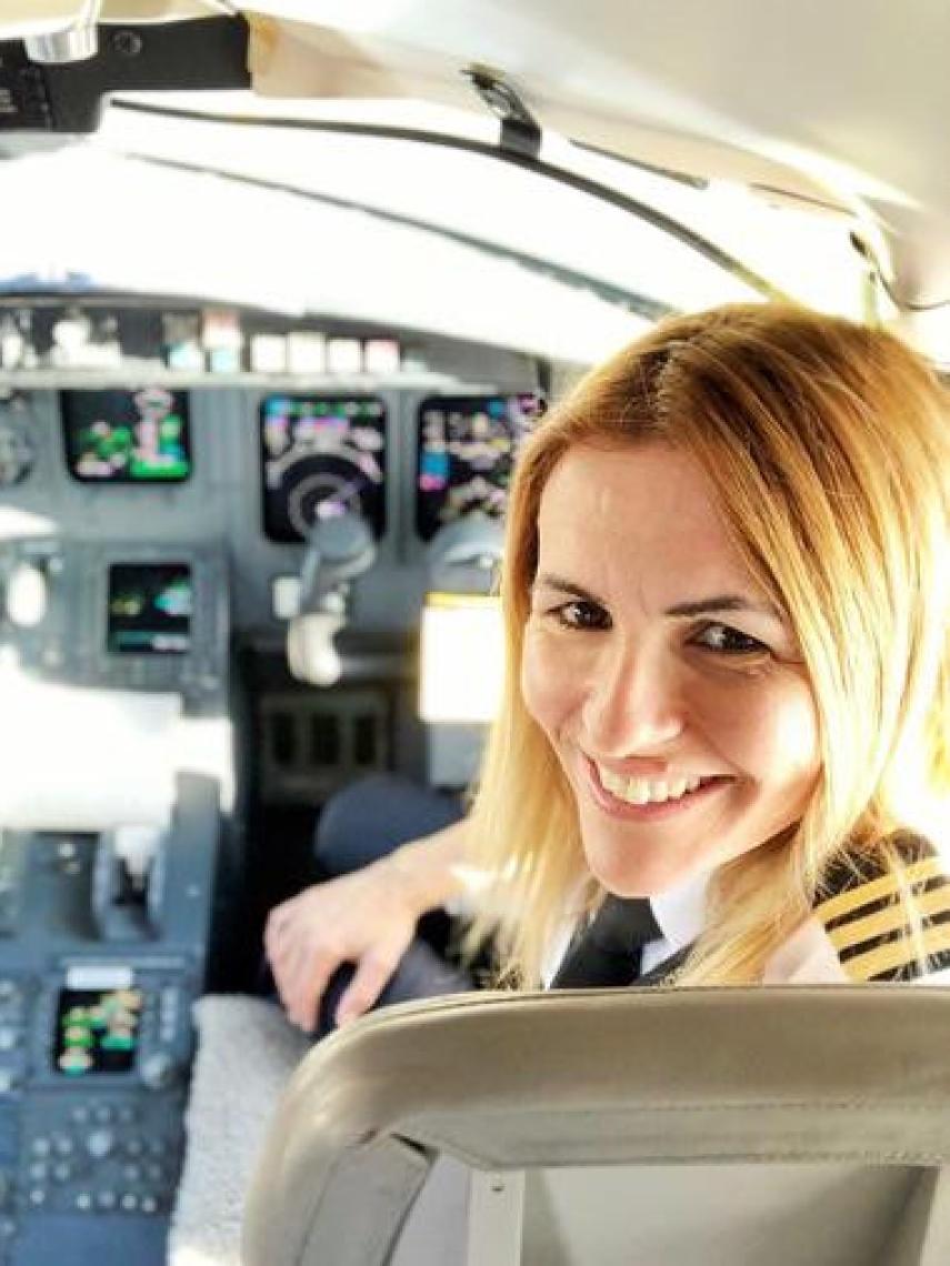 La piloto, en la cabina de vuelo.