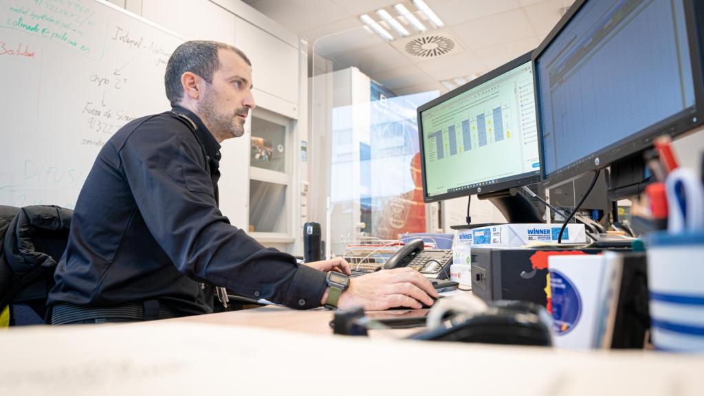 Sergio Castro, el inspector de la sección de antropología forense, en su mesa de trabajo.