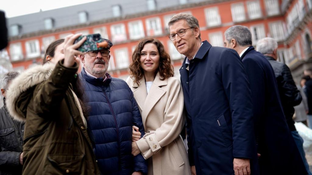 Los líderes del PP se hacen un selfie durante su paseo.