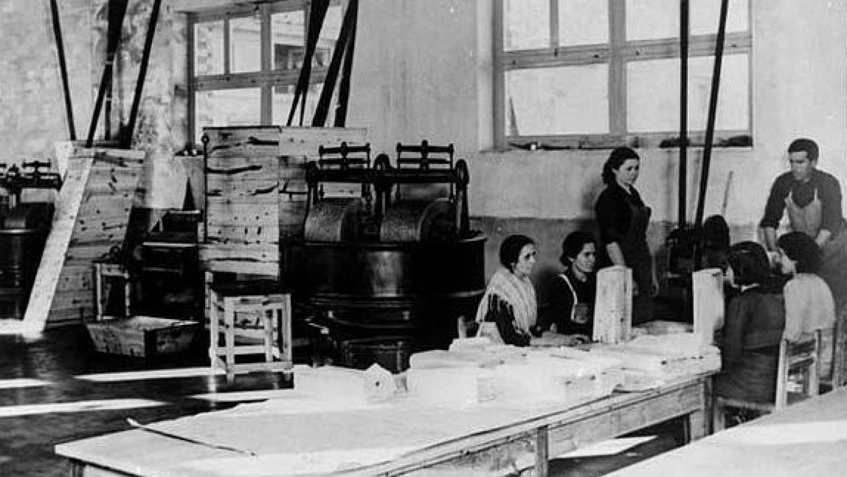 Fotografía de una de las primeras fábricas de la empresa
