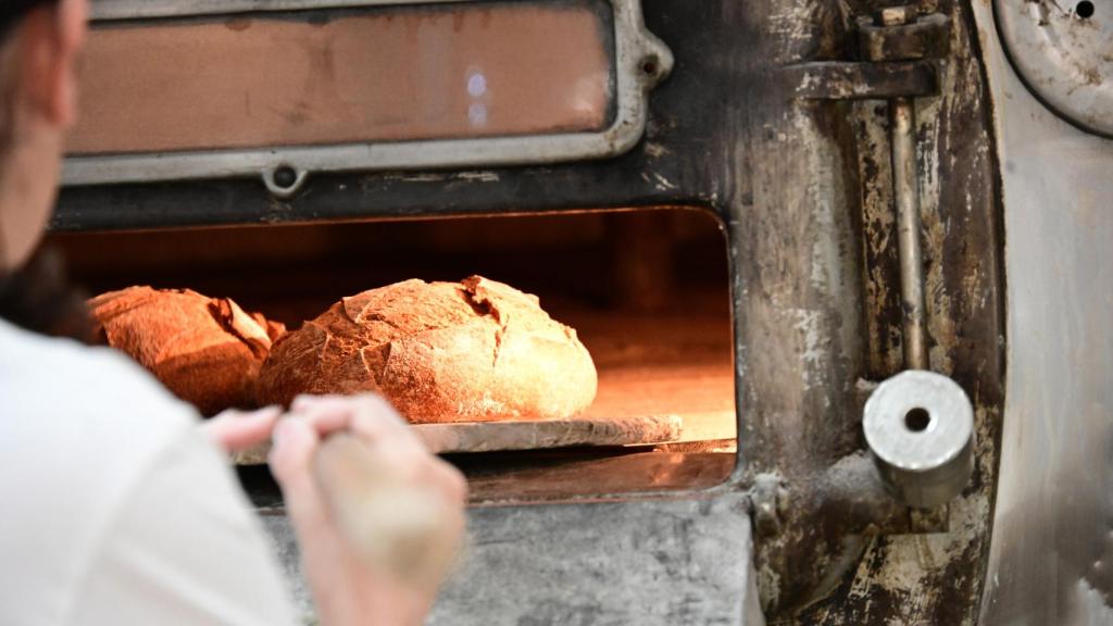 Las hogazas de pan, haciéndose en el horno de leña.