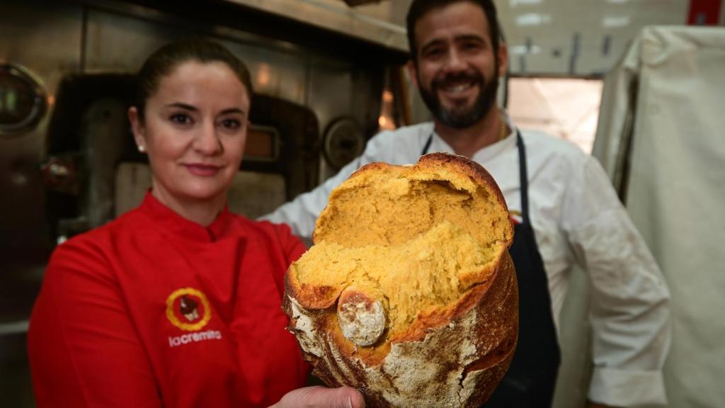 La hogaza del pan de cúrcuma y chía.