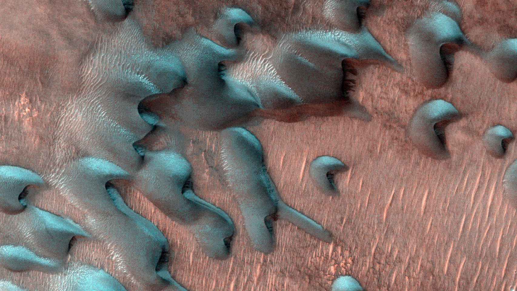 Dunas cubierta de escarcha justo después del solsticio de invierno en Marte.