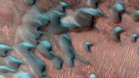 Dunas cubierta de escarcha justo después del solsticio de invierno en Marte.