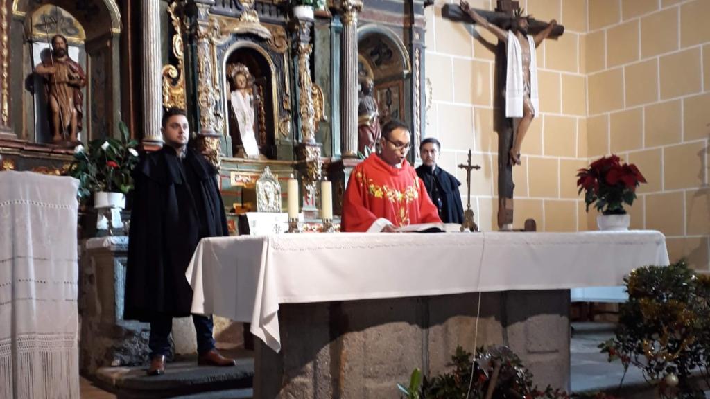 Los alcaldes, hacen de monaguillos durante la misa, en la Fiesta de Mozos de El Cabaco