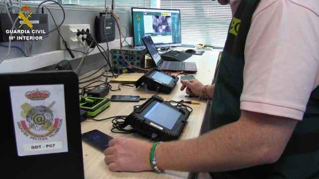 Un agente de la Guardia Civil trabajando con equipos informáticos, en imagen de archivo.
