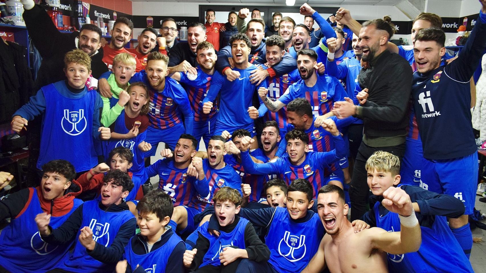 Celebración del Eldense tras su victoria ante el Burgos.