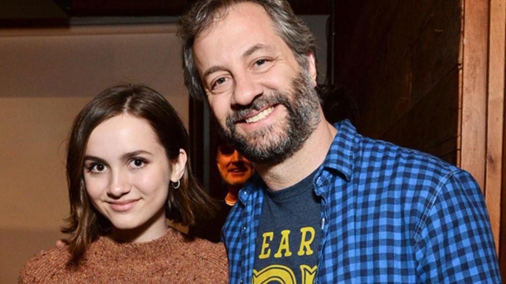 Maude Apatow junto a su padre, Judd Apatow, en un evento.