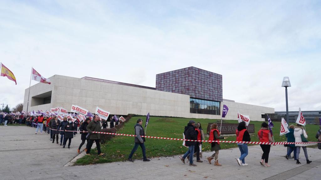 Los sindicatos CCOO y UGT se concentran a las puertas de las Cortes de Castilla y León para denunciar los presupuestos de la Junta, que los consideran “antisociales”