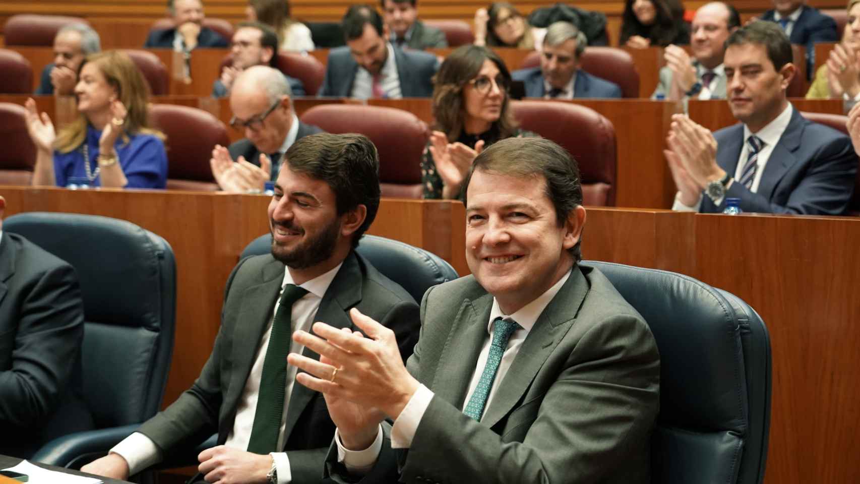 El presidente de la Junta, Alfonso Fernández Mañueco, y el vicepresidente, Juan García Gallardo, aplauden tras ser aprobados los Presupuestos de la Comunidad para 2023
