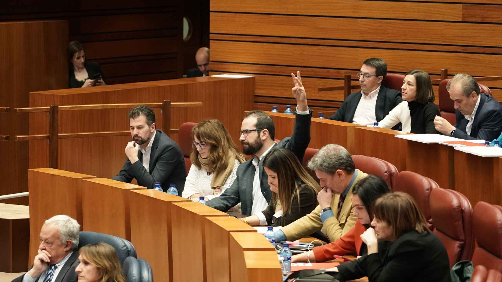 Bronca en las Cortes por la segunda suspensión del pleno al aprobarse por error enmiendas del PSOE