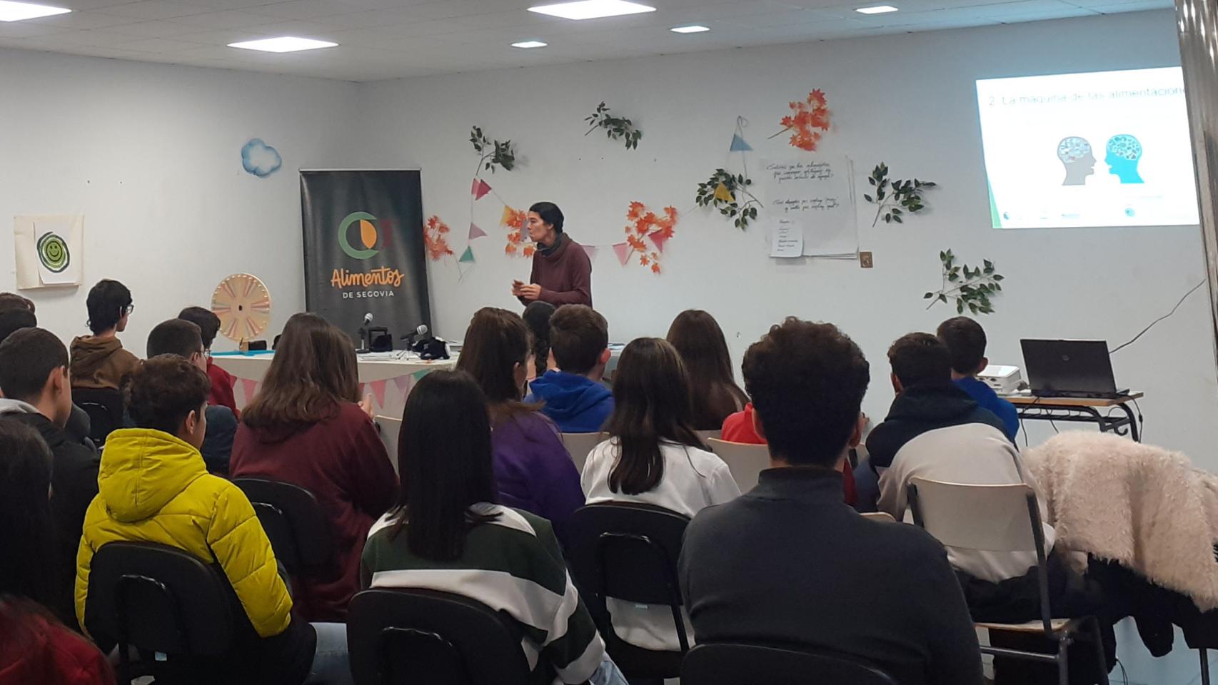 Jornada de los jóvenes aprendiendo sobre los buenos hábitos de consumo